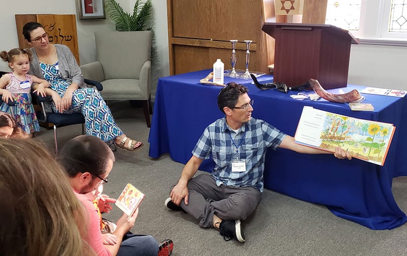 Rabbi Justin Kerber leading a learning session